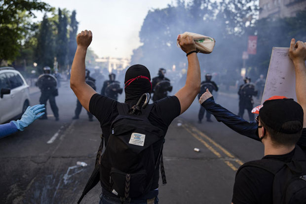 Протести широм Америке упркос полицијском часу: Возило налетело на полицајце у Буфалу; Двоје људи убијено у предграђу Чикага (ФОТО/ВИДЕО)